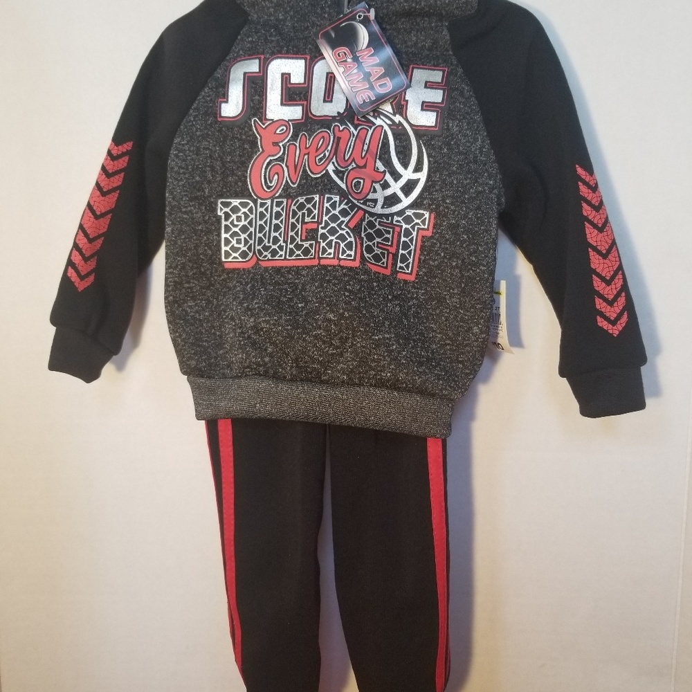 Mad Fame outfit with a sweater and a pair pants